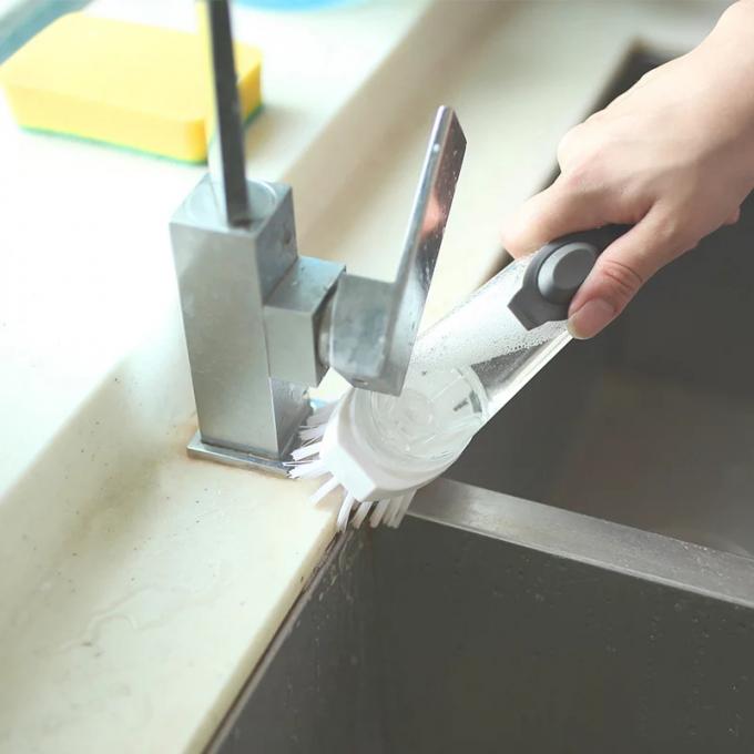 Le pot tenu dans la main de lavage de plat de cuisine balayent la brosse propre de distribution de longue poignée de brosse de plat de savon automatique