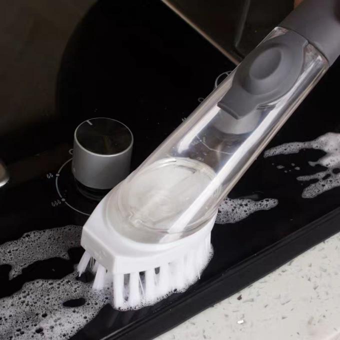 Le pot tenu dans la main de lavage de plat de cuisine balayent la brosse propre de distribution de longue poignée de brosse de plat de savon automatique